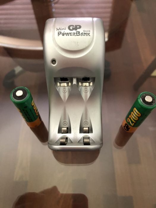 Carregador de pilhas com 2 pilhas AA