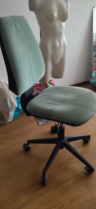 Cadeira de escritório com rodas – ajustável e confortável