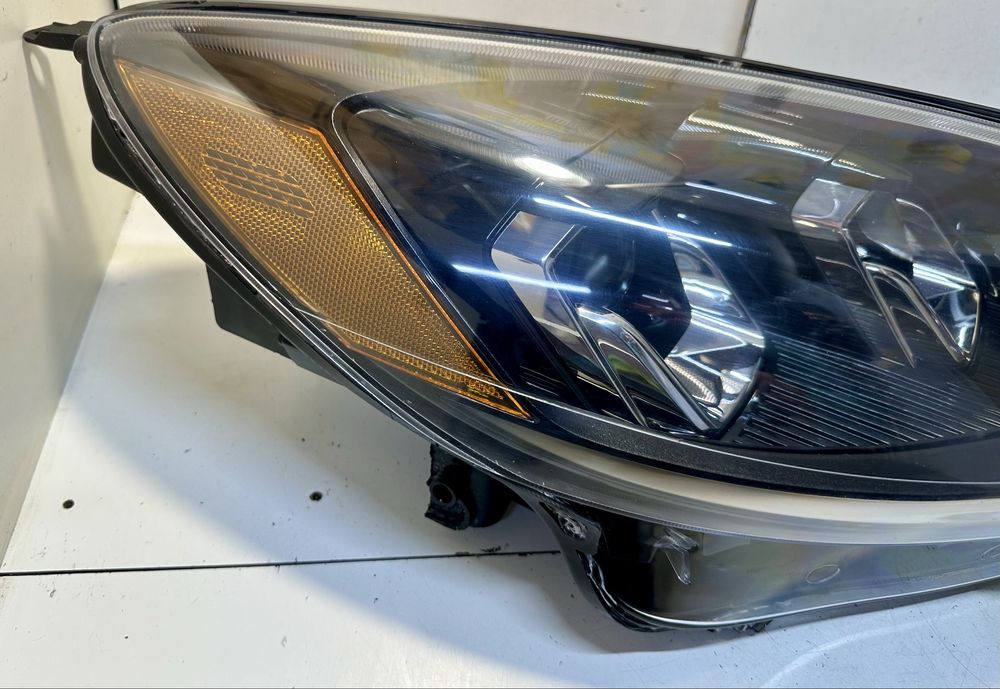 Фара правая Ford Escape MK4 USA 2020 2021 2020 LJ6B-13W029-AH