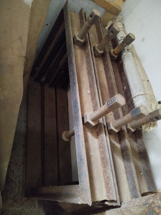 Струбціна прес чорний метал швелер