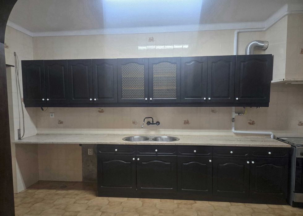 Armário de cozinha em madeira escura