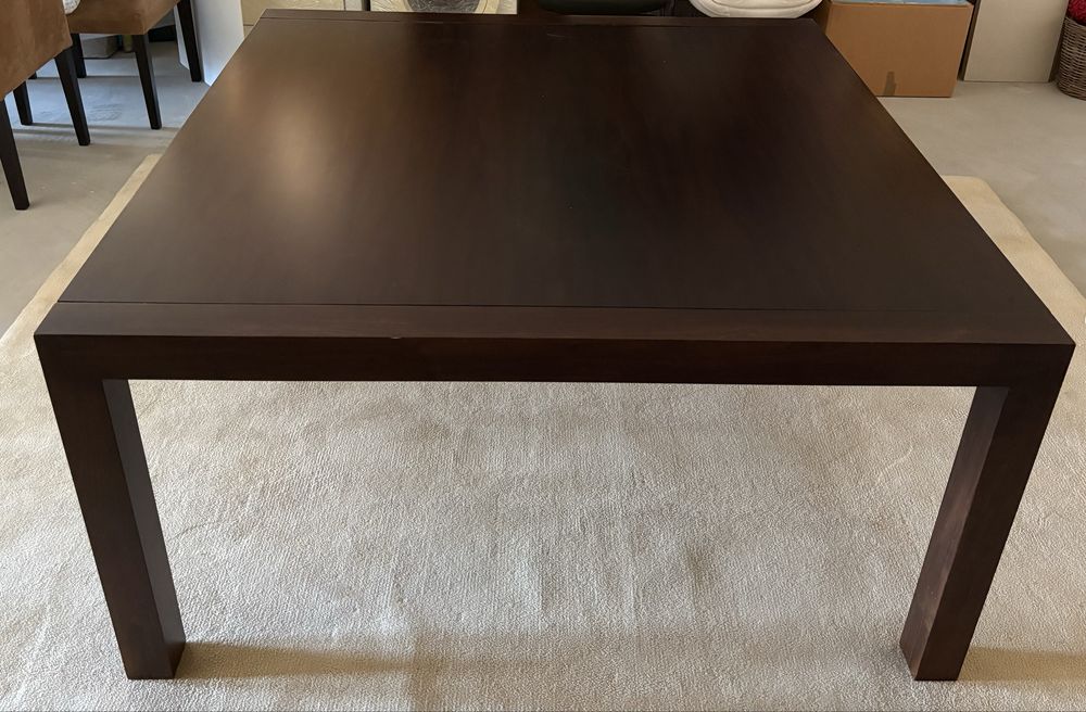 Mesa de Jantar, em nogueira, extensivel.