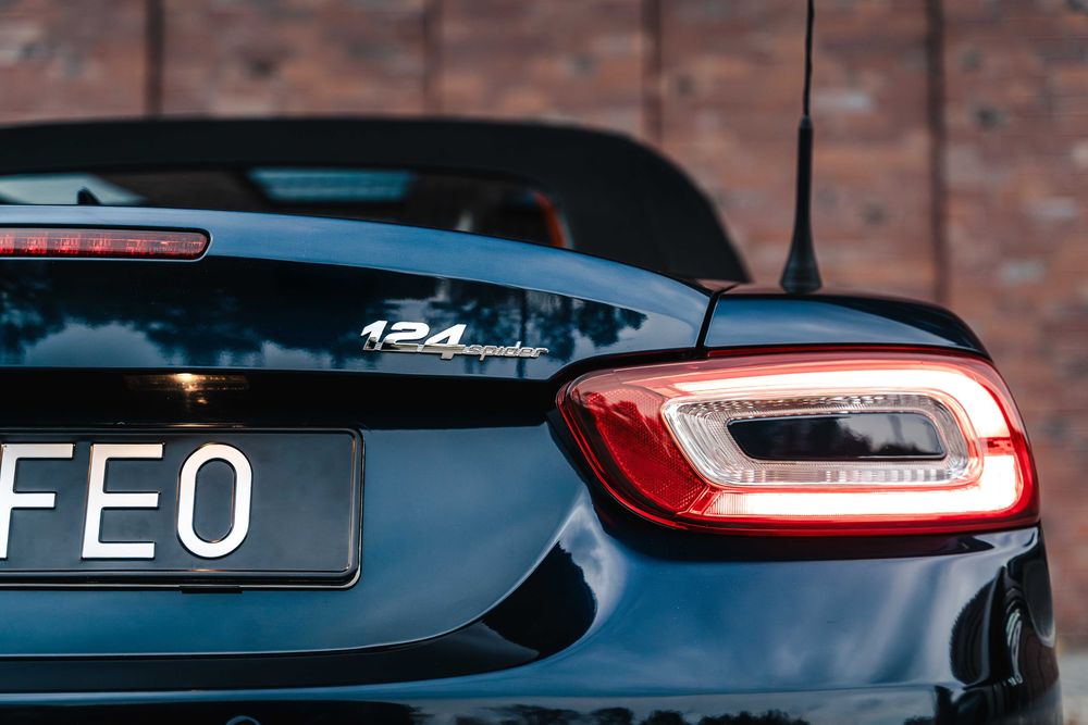 Abarth 124 Spider wynajem ( Cabrio, wypożyczalnia samochodów, wydech)