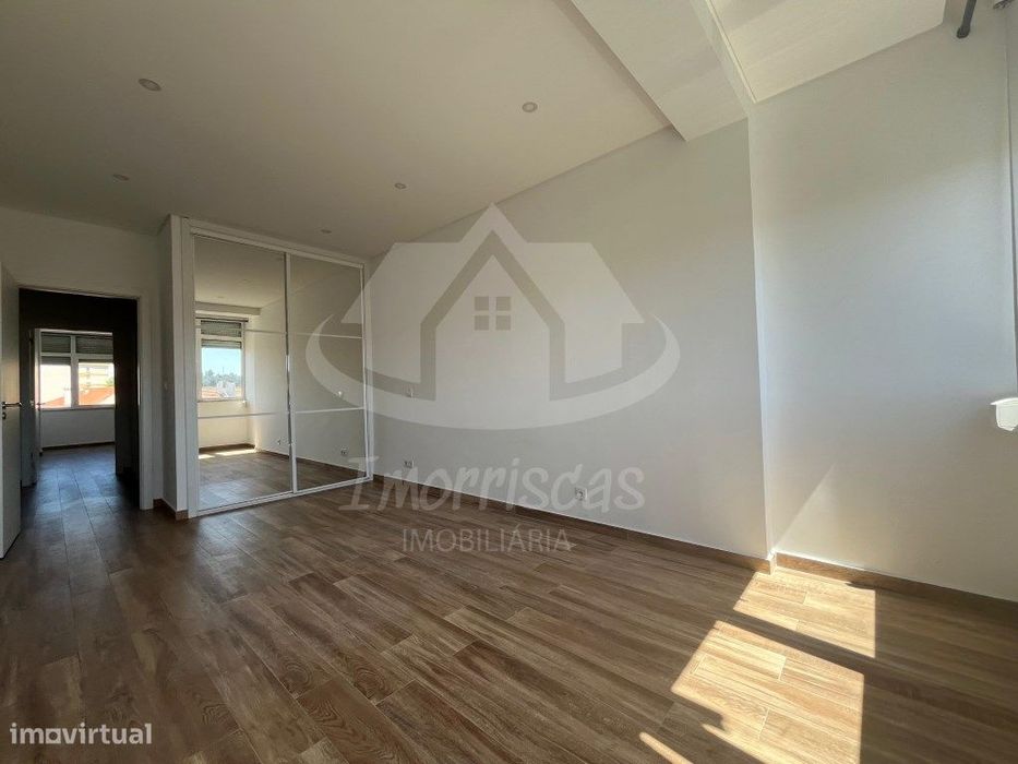Apartamento T2 totalmente remodelado, localizado em Vialonga