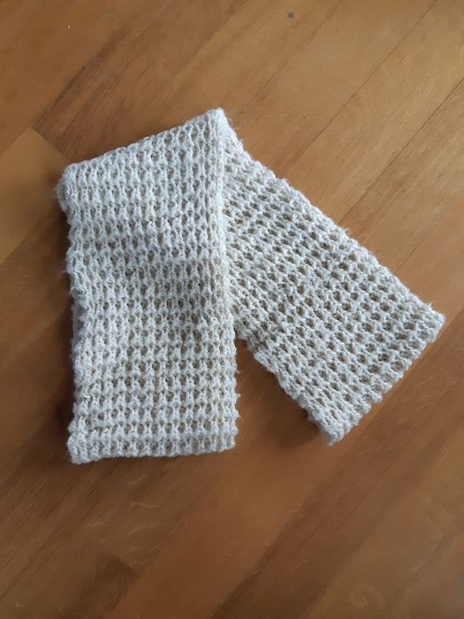 Biały komin ze srebrną nitką