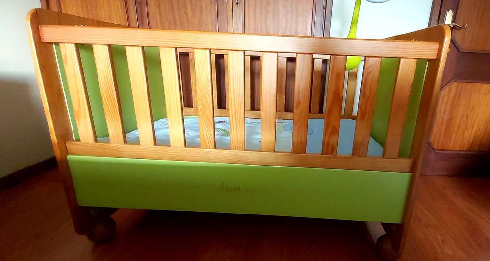 Cama para bebé + colchão + móbile Chicco - marca Harpa Baby + colchão