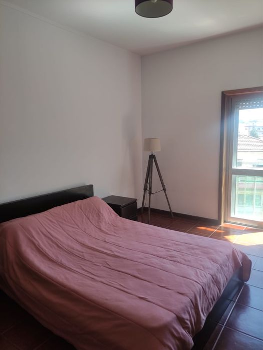 Quarto mobiliado, invidual com varanda. Despesas inclusas, contrato e recibo.