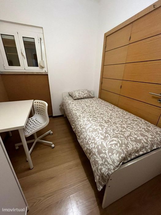 Quarto - localizado em Almada Lisbon