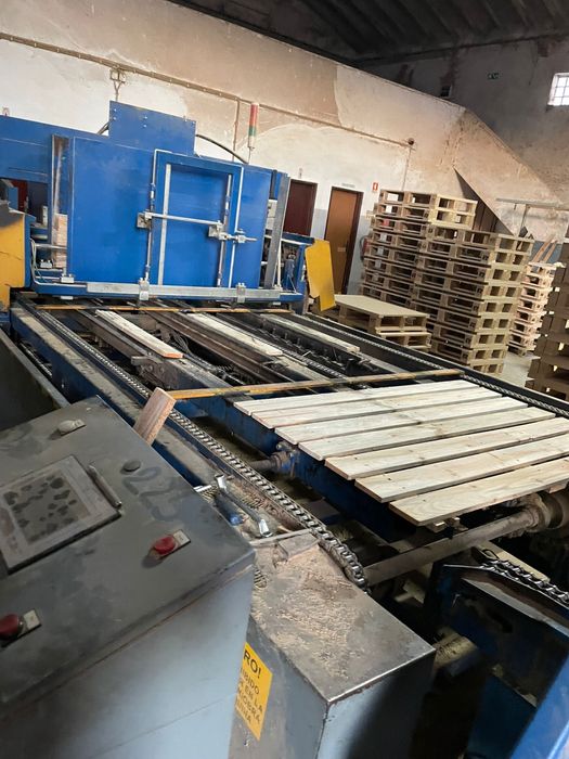 Maquina de pregar estrados para paletes de madeira