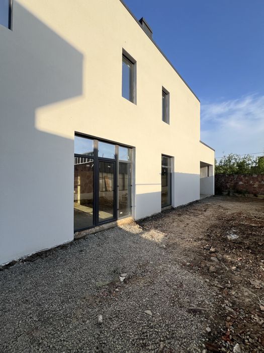 Будинок з терасою та земельною ділянкою  4 сотки