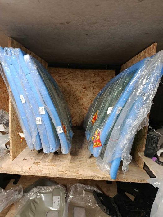 скло передніх дверей tesla model Y \ Model 3