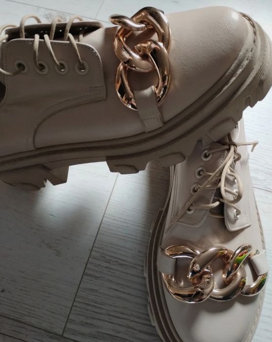 Beżowe buty na grubej podeszwie