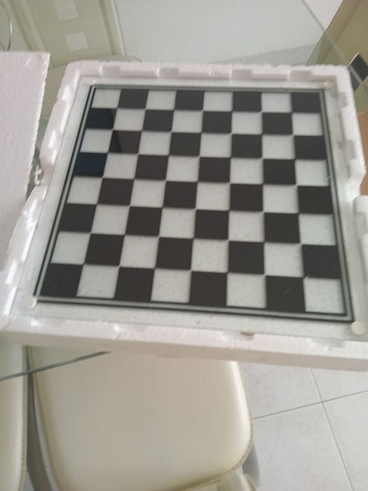 Vendo tabubeiro de xadrez em vídro com 32 peças  de copos de shot