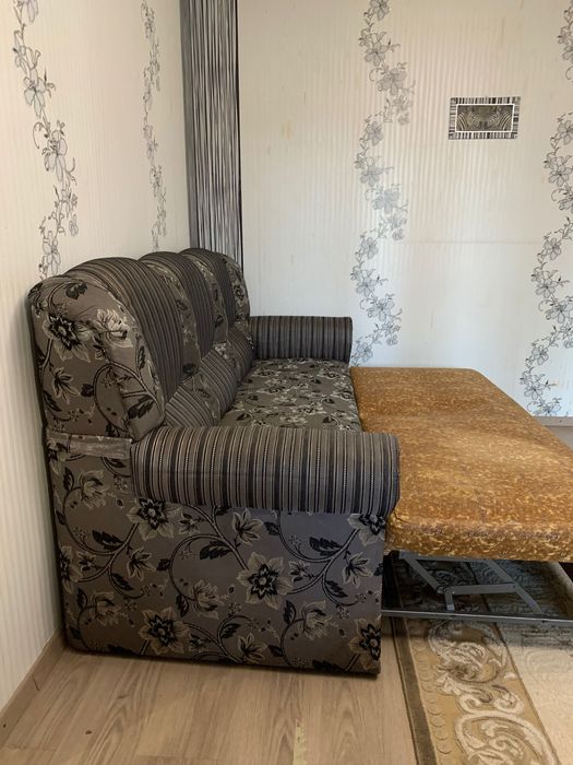 Диван та крісло у вітальню