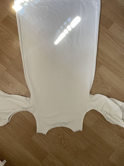 Biala sukienka hiszpanka z falbankami zara