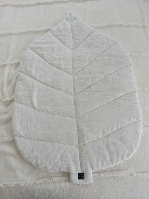 Muślinowa mata w kształcie liścia - off white