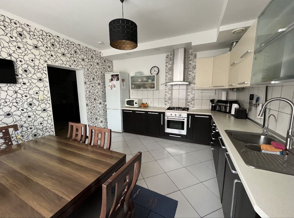 Продається двохповерховий котедж