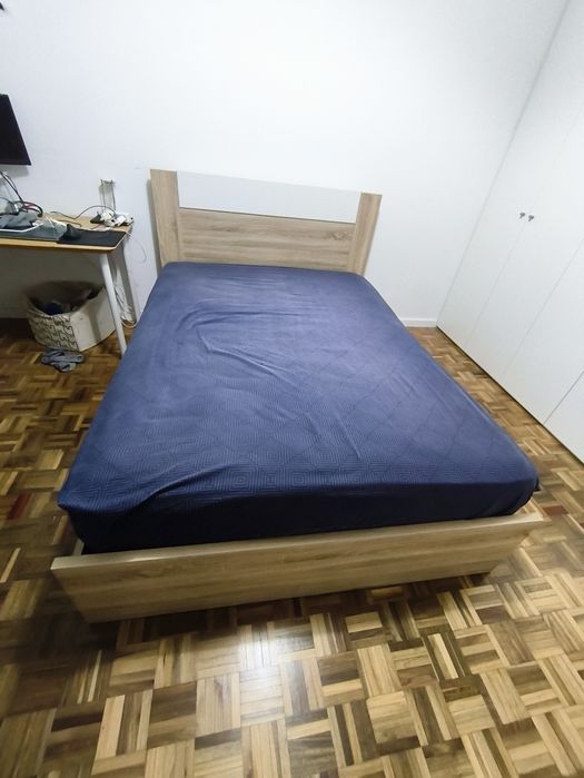 Cama de Casal Moderna com Estrado (Efeito Madeira) – 2,00m x 1,40m