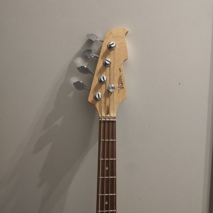 Gitara basowa że wzmacniaczem