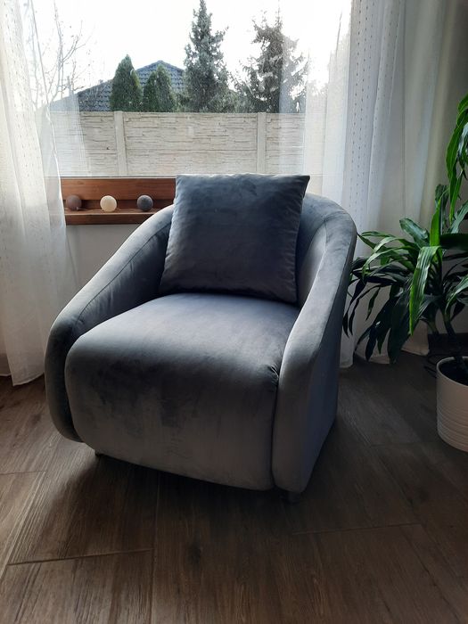 Wygodny i zgrabny fotel. Oryginalny design.