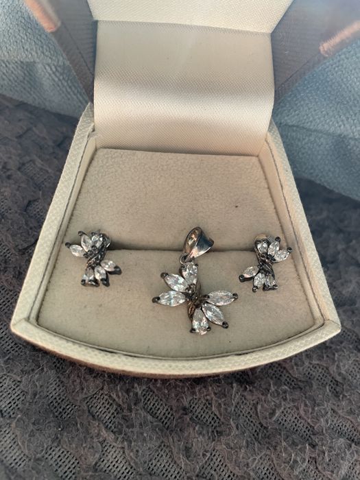 Srebrne kolczyki i zawieszka piękne