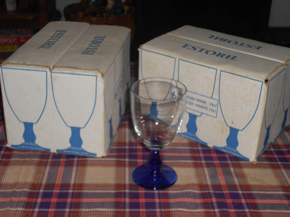 Conjunto 12 copos vinho antigos pé azul Novos