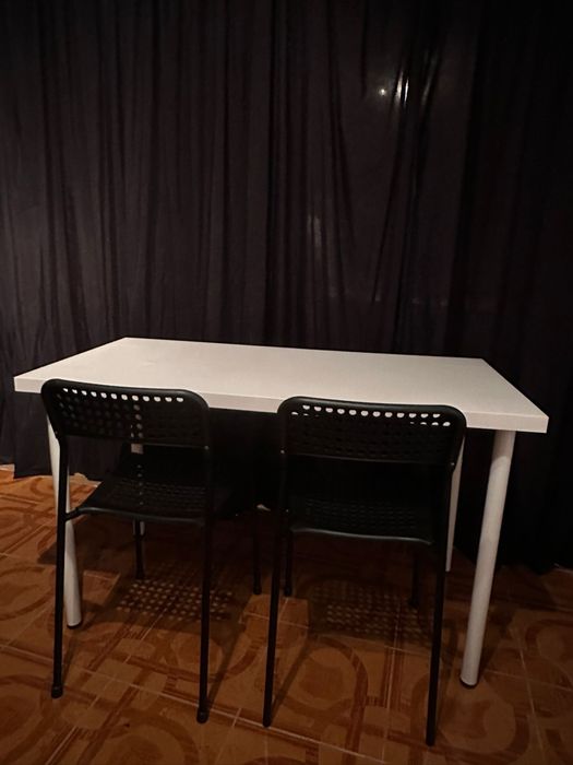 Mesa/secretaria branca - 120x60 cm / cadeiras pretas