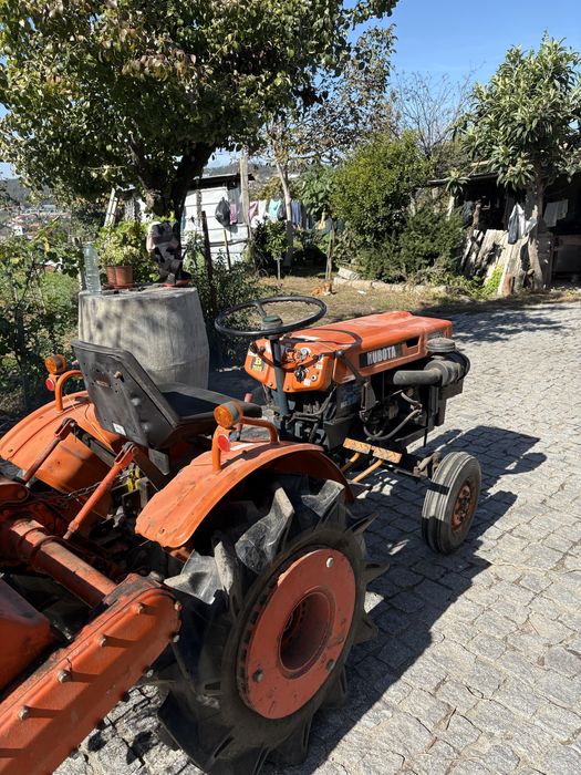 Tractor kubota b7000