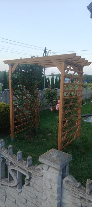 Drewniane kratki ogrodowe / pergola na rośliny – dekoracja ogrodu