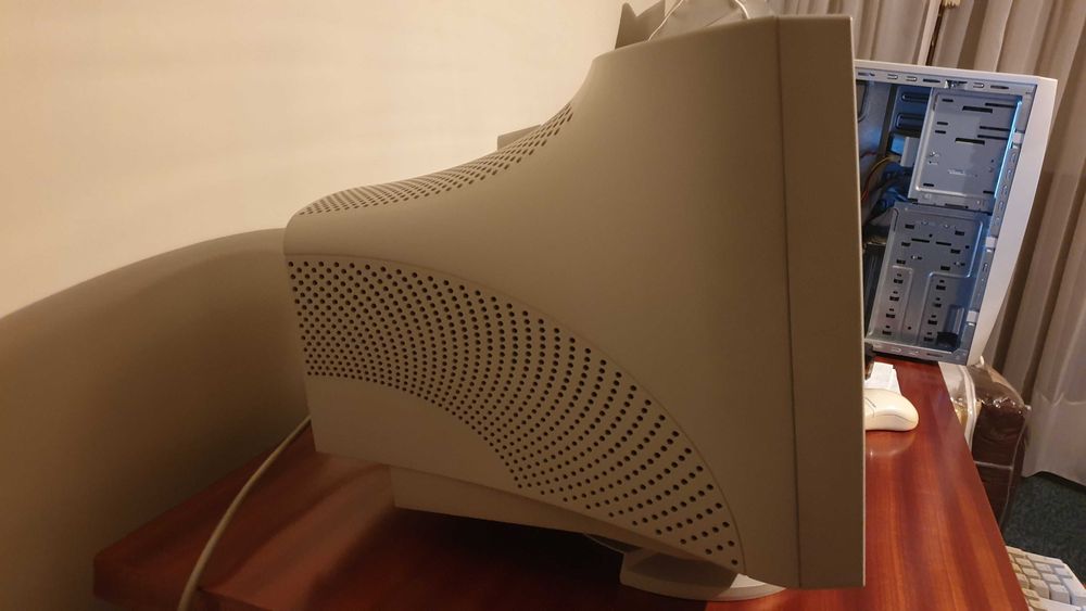 Computador antigo, monitor samsung e teclado