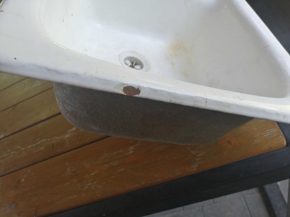 Zlewozmywak dwukomorowy żeliwny z 1986 roku.