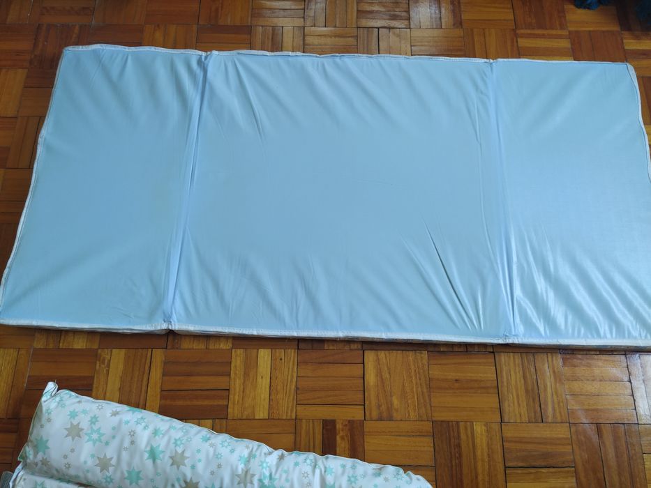 Conjunto de bébé. Colchao de berco e fraldario
