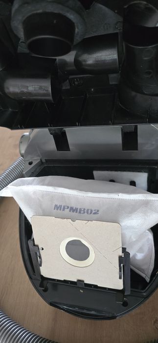 Mocny solidny odkurzacz workowy AEG/ELECTROLUX Ergo Essence o mocy 2000W.