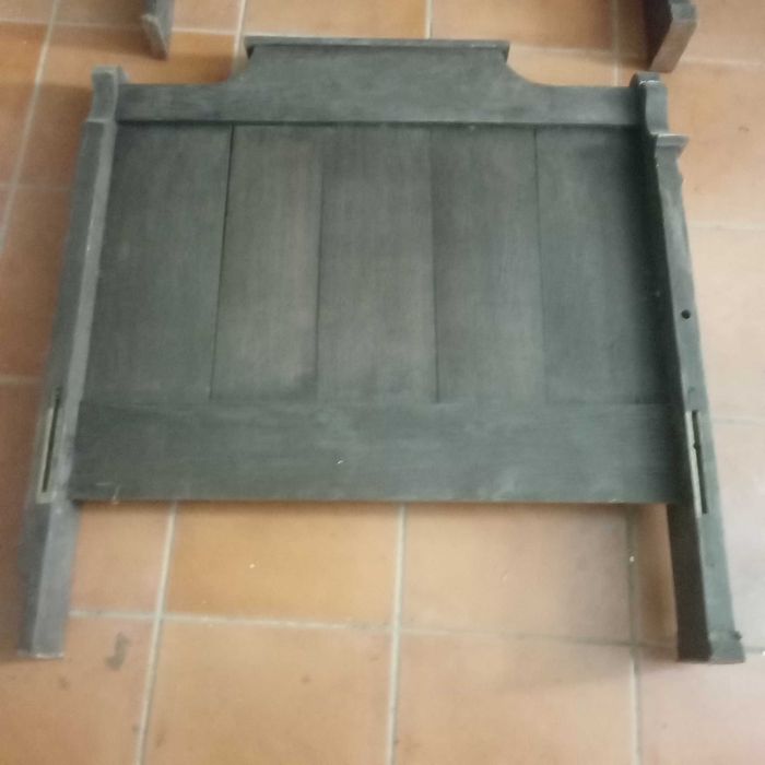 Cabeceiras de camas (2) e  porta antiga e armação