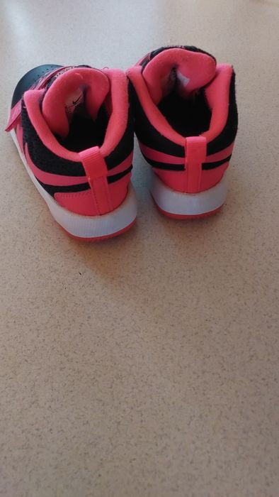 Натуральні найки для дівчинки