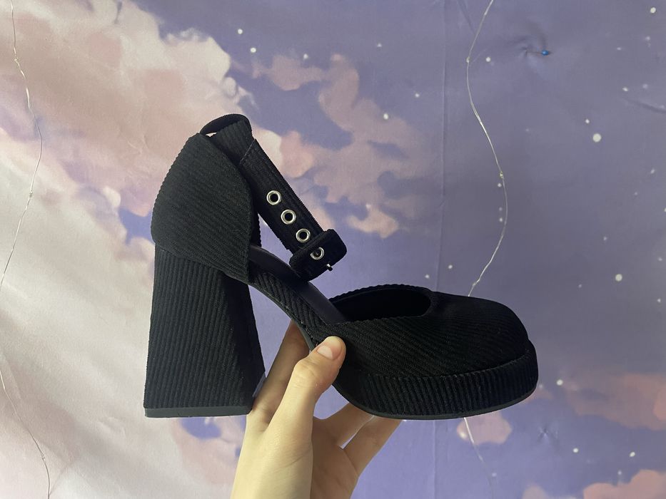 Туфлі з квадратним каблуком