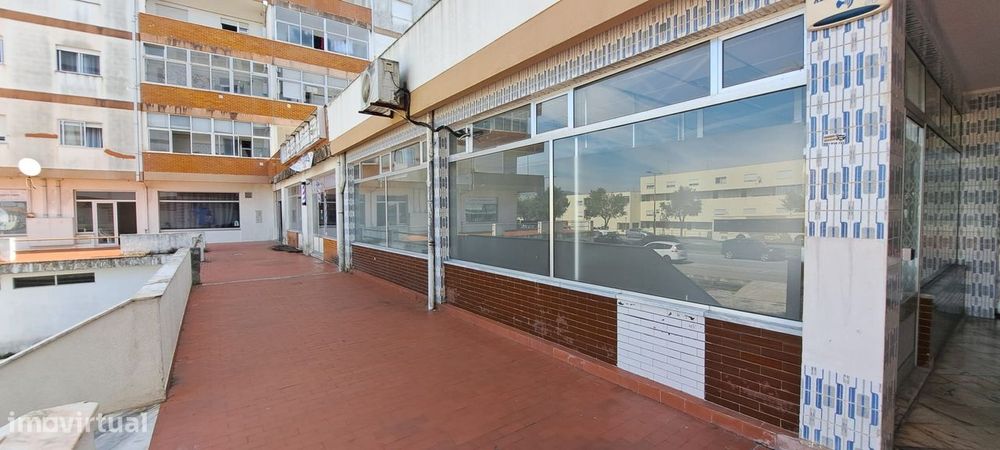 Loja comercial em Darque com estacionamento