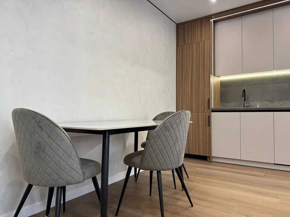 Продам! Двокімнатна з кухнею-вітальнею та великим балконом Біля річки!