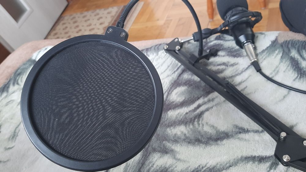 Sprzedam mikrofon na statywie z pop filtrem