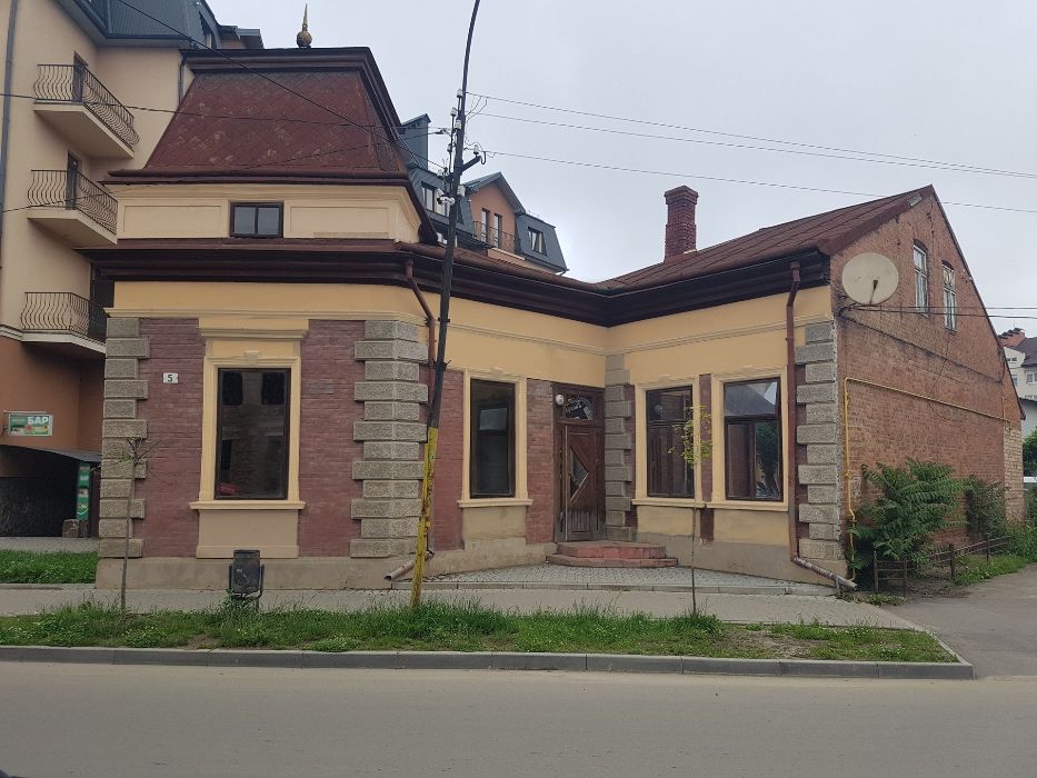 Особняк та земельна ділянка для комерції і забудови в центрі Коломиї