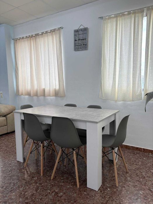 Mesa nova com cadeiras - liquidação total
