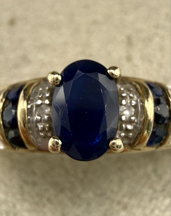 Złoty pierścionek z szafirami 0,75ct i diamentami