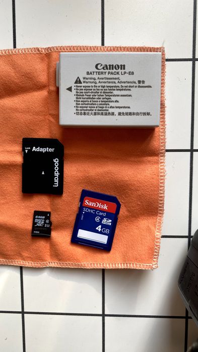 Canon  EOS Rebel T2i + case + 2 sd cards: 4 gb/ 64 gb