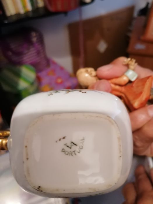 Biblô antigo de porcelana