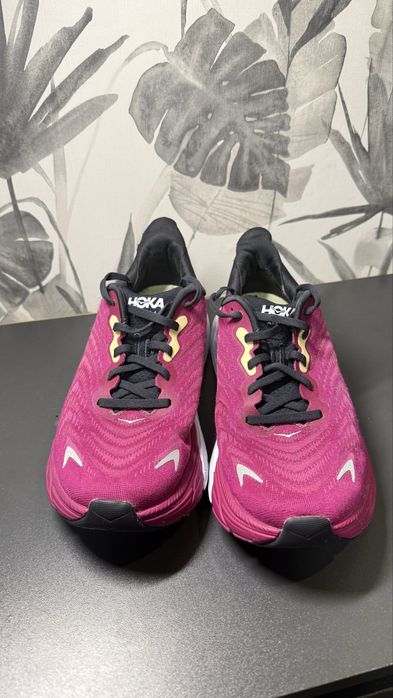 Кросівки жіночі для бігу Hoka Arahi 6