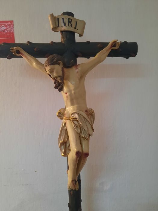Crucifixo com base marmoreada