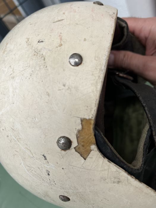 Kask PRL typu orzeszek