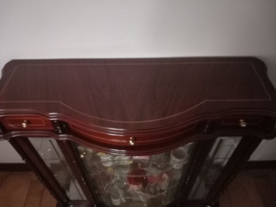 Vitrine em Raiz de Nogueira – Excelente Estado