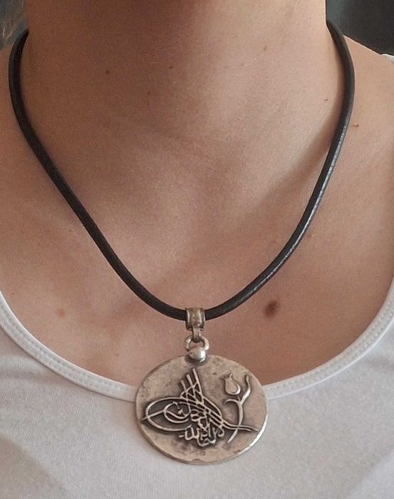 Fio em cabedal com medalha prateada