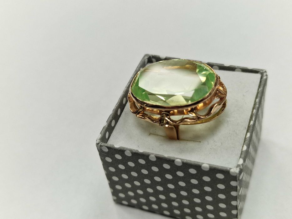 Złoty pierścionek/ 585/ 13.67 gram/ R18/ Chryzolit/ XX wiek